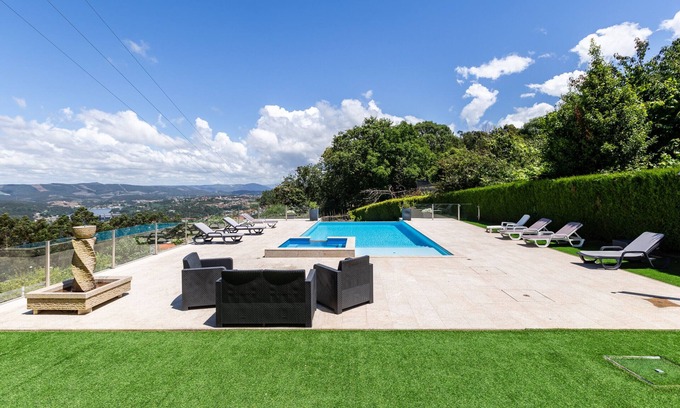 Mozelos Villa | Hopstays - Crestuma Bright