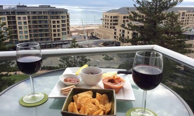 Glenelg Apartment | Horizon View at Glenelg Beach