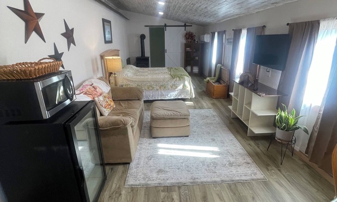 Rolla RV Rental | Horse retreat & RV right off I-44 with horse stable available. #2