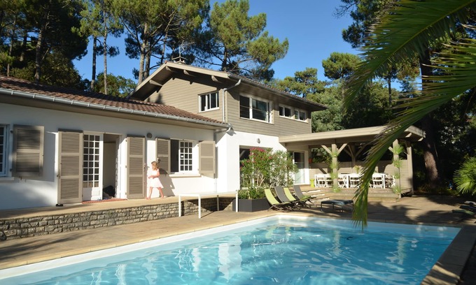 Soorts-Hossegor Villa | Hossegor villa between lake and ocean sleeps 12 6 rooms heated pool