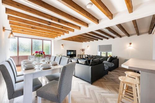 Roughton House | Host & Stay - Fender Cottage