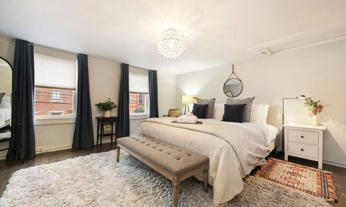 Central Northside House | ★ HostWise Stays ★ Off-Street Parking, King Bed, Amazing War Streets!