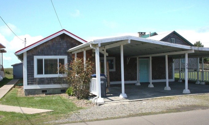 Pacific Beach Cottage | Hot Tub - 1/2 Block to the Beach - Family & Dog Friendly.