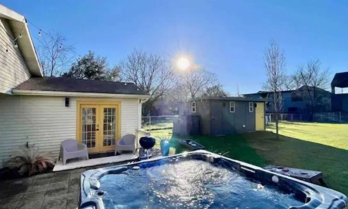 South Manchaca House | *Hot tub 10 beds | 2 Homes Heart of the City|Foosball