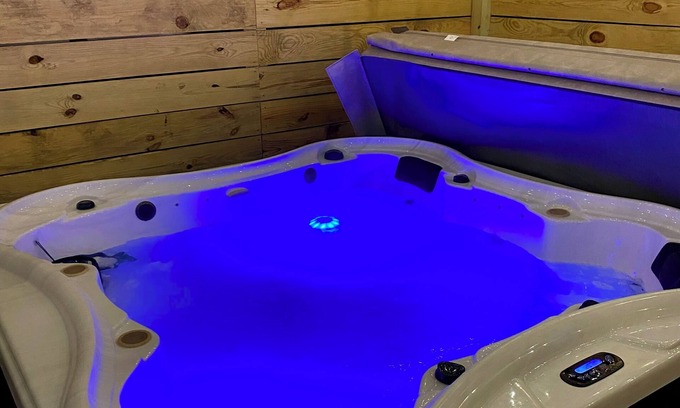 Westgate House | Hot tub! 2Mins 2Base Clean & Cozy Sleeps 6. Near beaches