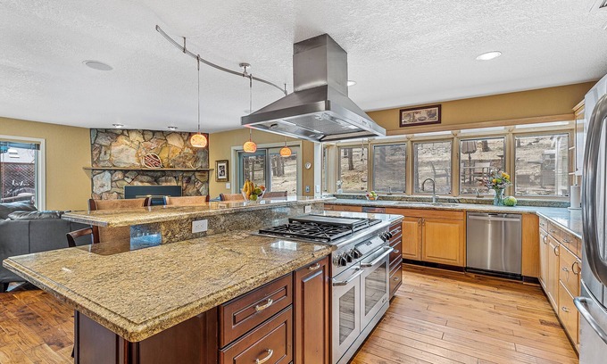 Swiss Manor House | Hot tub 3-bedrm Paradise Hills WiFi AC in Flagstaff near Grand Canyon NAU Skiing