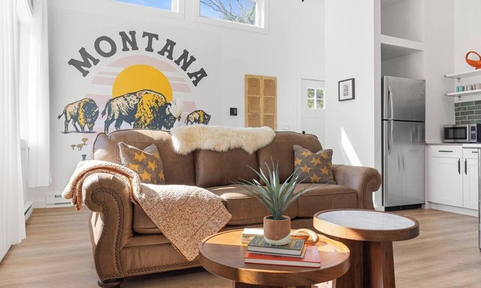 Livingston House | Hot Tub 4 Baths Montana Themed + Bike to Downtown