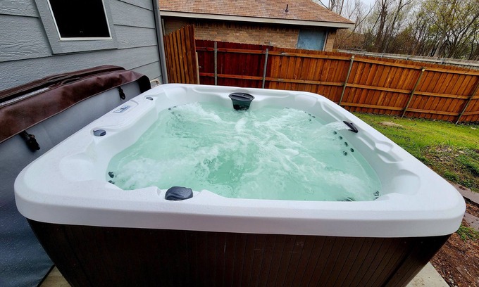 McKinney House | Hot Tub! 4BR 3BA Modern, newly remodeled, 16 ppl