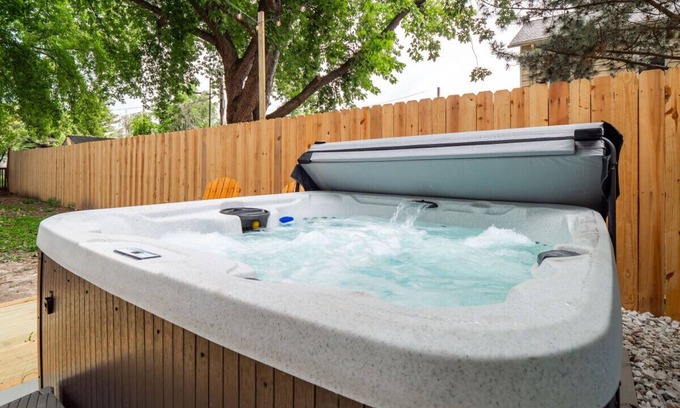 Sandusky Apartment | Hot Tub|5 Mins from Cedar Point|Modern Updates