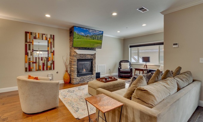 Lakeside Park House | Hot Tub, Arcade, AC, Grill, Walk to Heavenly/Lake/Casinos: Tahoe Woods Gem