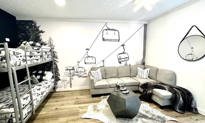 Snowshoe House | Hot Tub->BEST Ski-In+Out->Gear rm, PS-5, Fun+Lux