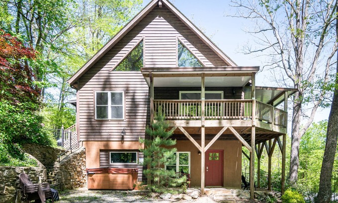 Asheville Cabin | Hot Tub Cabin🏡 Pet-Friendly + Biltmore Pass | 10min to Asheville