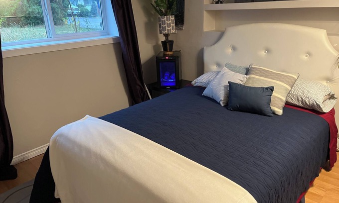 Regional District of Nanaimo House | Hot tub | central | Clean | Quiet | private suite| 3 Queen Beds