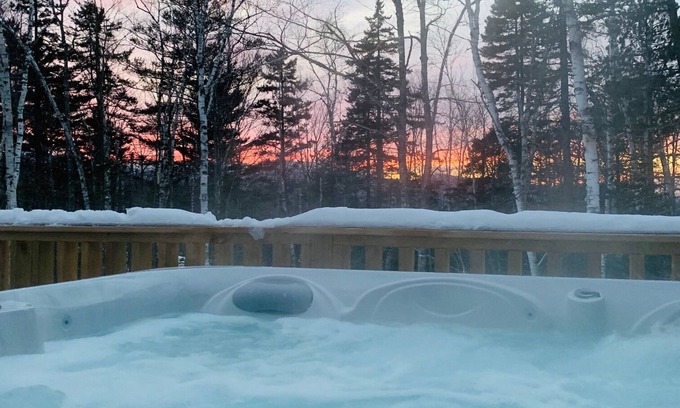 Carrabassett Valley House | HOT TUB! Close to Sugarloaf! Outdoor Paradise! Pac-Man! Fall hiking!