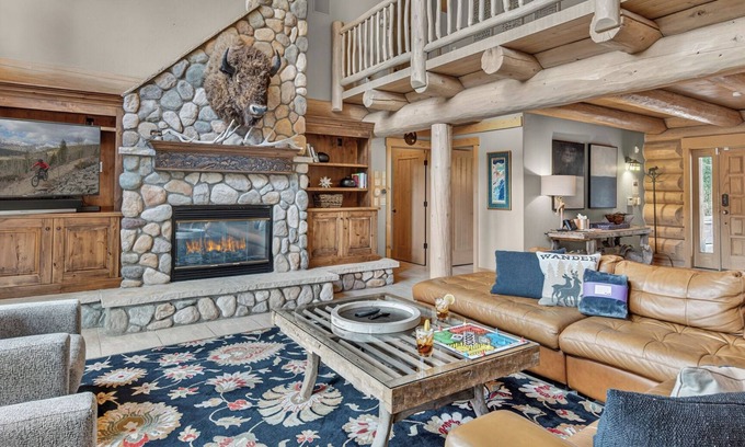 Dunkin Hill House | Hot Tub + Close to Downtown + Mtn Views - Twin Eagles Lodge