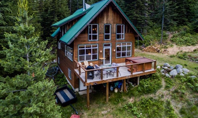 Leavenworth Cabin | Hot Tub Cool Views: Roaring Creek Cabin