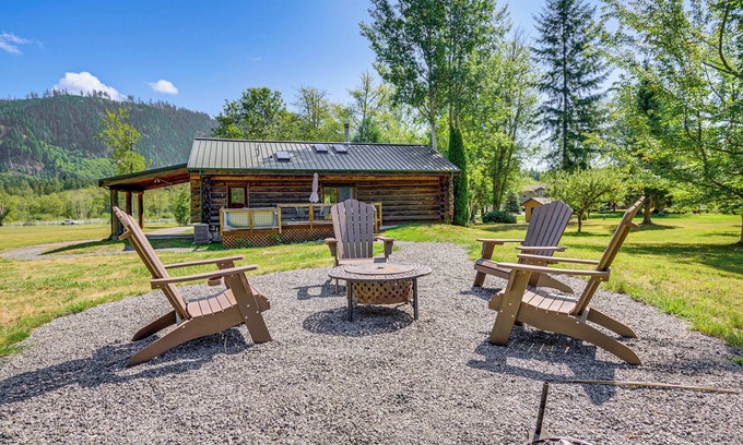 Arlington Heights Cabin | Hot Tub & Deck: Dog-Friendly Arlington Cabin