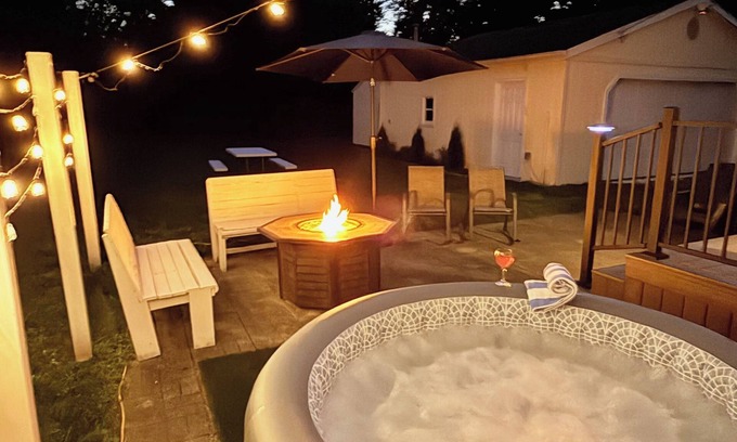 Saint Marys  Saint Joseph County Cottage | Hot Tub! Fire Pit! Gas Fire Table! Game Garage!