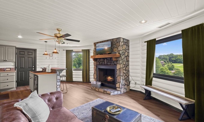 Boone Cabin | Hot tub; Fireplace; Dog Friendly! Minutes to Downtown Boone, Skiing and Tubing!