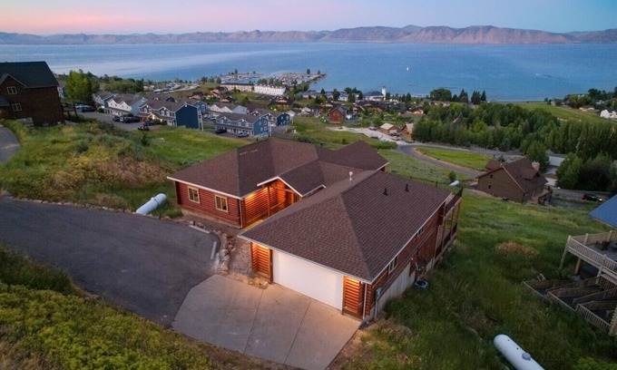 Harbor Village Cabin | Hot Tub! Foosball! Lake views! Bunks! Sleeps 30+!