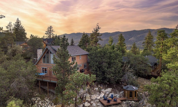 Castle Glen Estates Cabin | Hot Tub, Foosball, Ping Pong + BBQ Grill | 10mins to Bear Mountain | Tanglewood