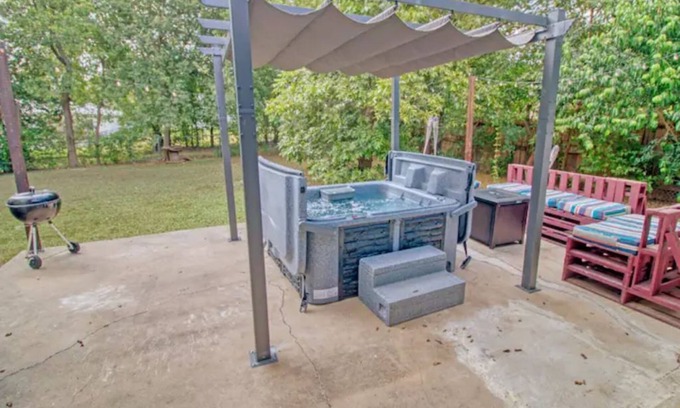 Shearer Hills - Ridgeview House | HOT TUB! Gaming & SHOPPING, Our Airbnb Has It ALL!