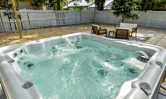 Ybor City House | Hot Tub Gem ~ Stylish, Cozy & 6 mins to Downtown ~ Fast Wifi