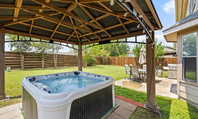 Houston House | Hot Tub HTown Getaway | Yard BBQ Air Hockey WiFi