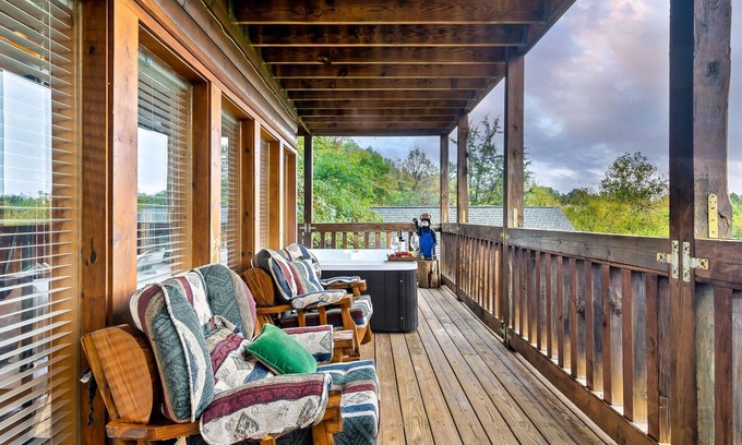 Sevierville Cabin | Hot Tub | Jacuzzi | Patio | Pet-Friendly | WiFi