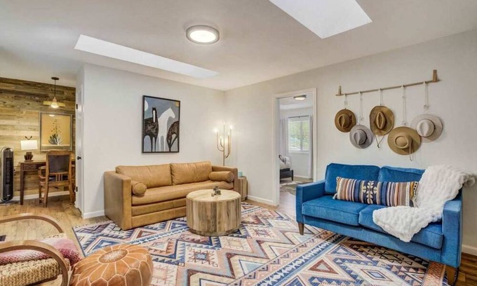 Cascade House | Hot Tub - King Suite - Mountains - Private Yard