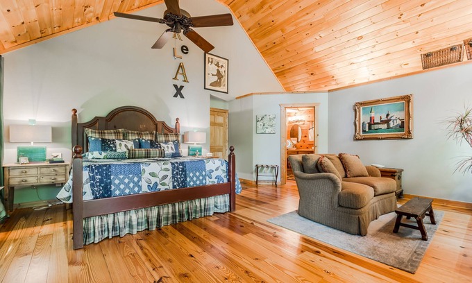 Dahlonega Apartment | ♨️Hot Tub🛏️King Bed🔥Fireplace 🍷Wineries🌲Oasis🥾Hike🌎Comfy🔥Fire Pit⛲Pond 🆒