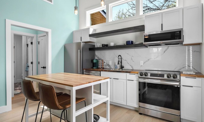 McFerrin Park House | Hot Tub, King Bed, only 5 minutes to downtown!
