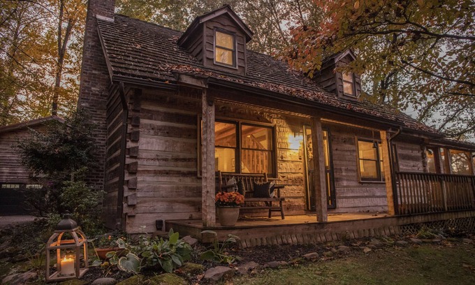 Knoxville Cabin | HOT TUB: KING COMFY BEDS : Convenient location to Downtown, Campus, West Knox
