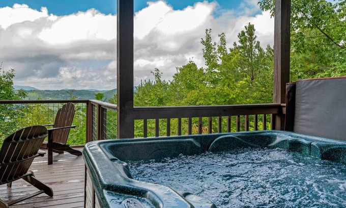 Wears Valley Cabin | Hot Tub - Minutes to National Park - Mountain Views!