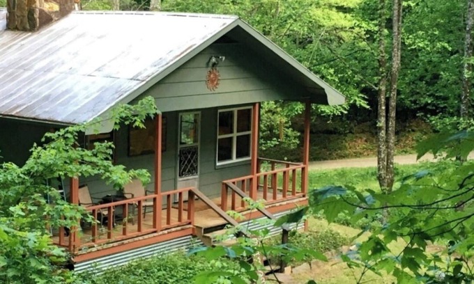 Bryson City Cottage | Hot Tub, Nature Lover's Digital Disconnect! 10mins to NOC & Tsali (dog friendly)