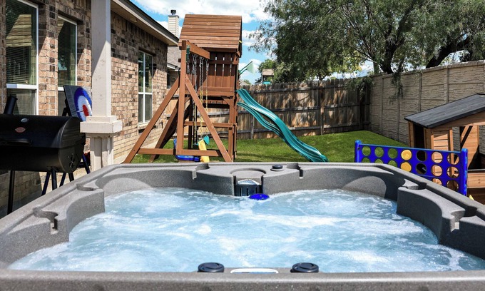 Medina Valley House | Hot Tub Near Sea World | BBQ Yard Games Swing Set