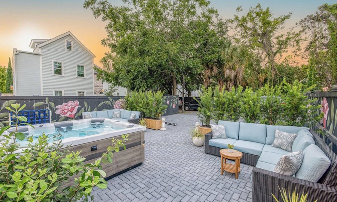 Cannonborough Elliotborough House | Hot tub & Parking - 3 Blocks to King!