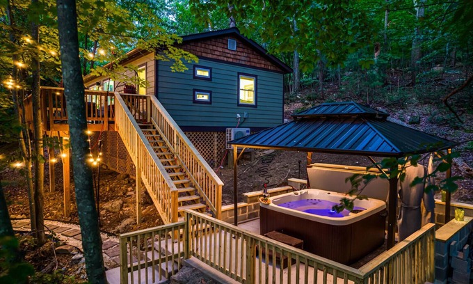 New Market Cabin | Hot tub Pet Friendly EV charger Firepit Secluded