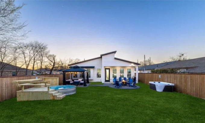 West Dallas House | Hot Tub/Pool/Arcade/Fire pit/ 10 min DT Dallas