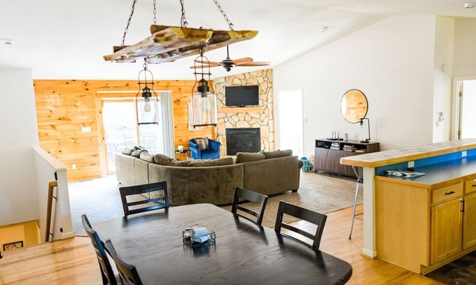 Massanutten House | Hot Tub! Spacious & Relaxing! Child/Dog Friendly! Close to all the Fun!