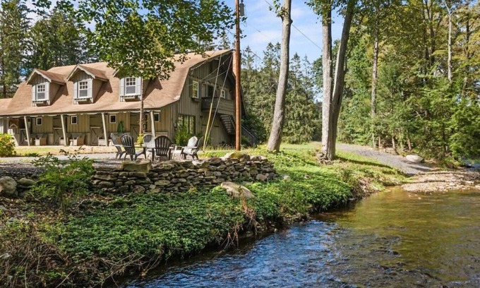 Stroudsburg Apartment | Hot Tub + Treehouse, Peloton & Bunks | Sleeps 13