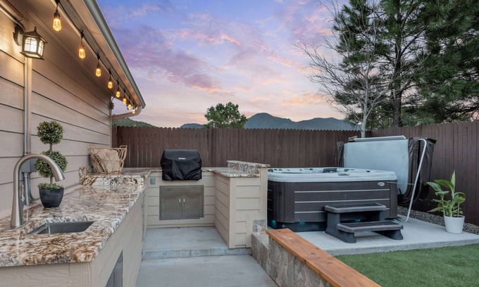 Williams House | HOT TUB - WALK TO FOOD, POLAR EXPRESS, DOWNTOWN. CLOSE TO GRAND CANYON! DOGS OK