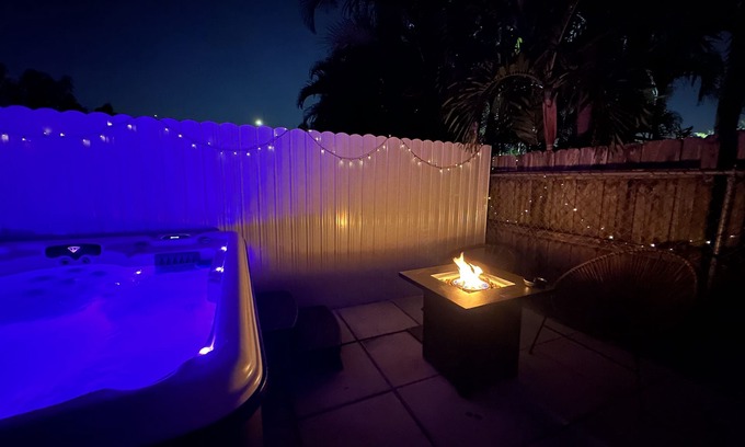 Liberty City Apartment | HOT TUB + WASHER AND DRYER in Unit