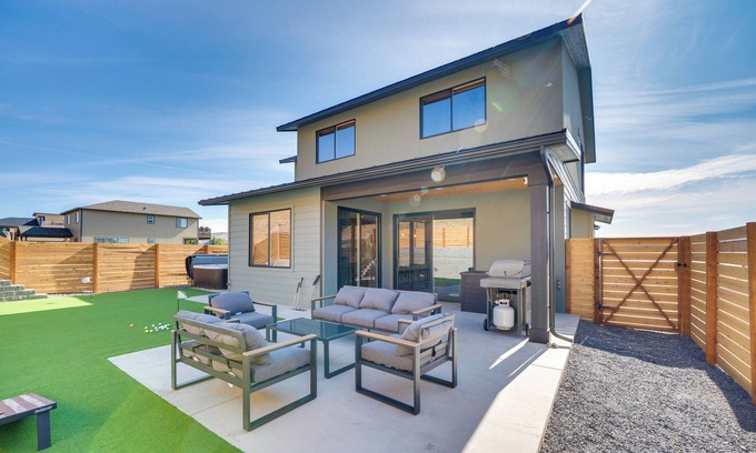 Kittitas County House | Hot Tub & Water Views: Vantage Family Retreat