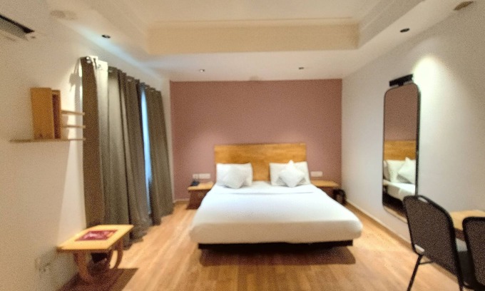 Anand Vihar Hotel | Hotel Aura IP Grand Karkardooma Metro