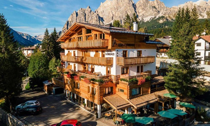 Cortina d'Ampezzo Historic Centre Hotel | Hotel Ciasa Lorenzi