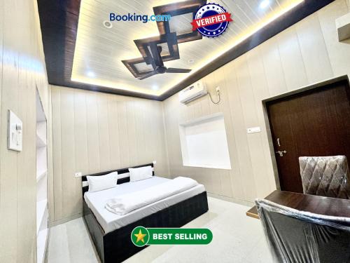 Varanasi Hotel | Hotel DEV VILLA GUEST HOUSE ! VARANASI fully-Air-Conditioned hotel at prime location, near Kashi Vishwanath Temple, and Ganga ghat देव विला गेस्ट हाउस, దేవ్ విల్లా గెస్ట్ హౌస్ , தேவ் வில்லா விருந்தினர் மாளிகை 90901-75000 - 2