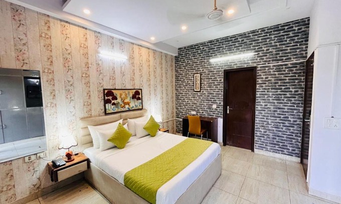 Noida Hotel | Hotel Essendi Comfort Noida 19