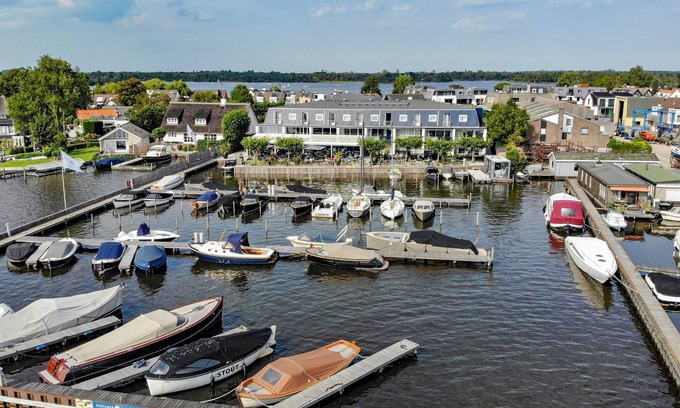 Oud-Loosdrecht Hotel | Hotel on the Lake with Marina Access, Nature Walks and Fresh Cuisine