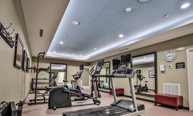 Chinatown Apartment | Hotel Room/Kitchen/Washer/Dryer/Gym/Free parking